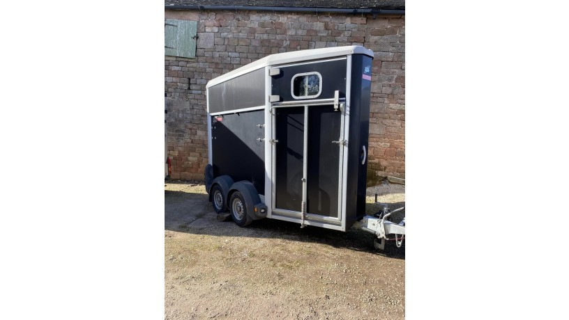 hb403-ifor-williams-horsebox-trailer-hire-solo-horse-box-big-0