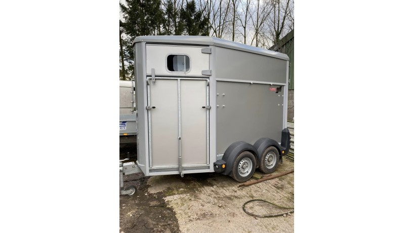 hb403-ifor-williams-horsebox-trailer-hire-solo-horse-box-big-1